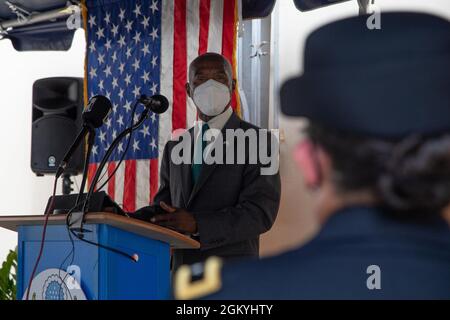 Tulinabo S. Mushingi, Ambassadeur au Sénégal et en Guinée-Bissau, prononce un discours lors de la cérémonie de clôture de l'exercice de préparation médicale 21-4 à l'Hôpital militaire d'Ouakum, Dakar, Sénégal, le 28 juillet 2021. L'exercice, du 12 au 30 juillet 2021, a fourni un environnement réel où les professionnels de la médecine des deux armées ont construit et renforcé leurs capacités de traitement médical en perfectant leurs compétences médicales dans des conditions alternatives tout en apprenant différents protocoles de leurs homologues. Banque D'Images