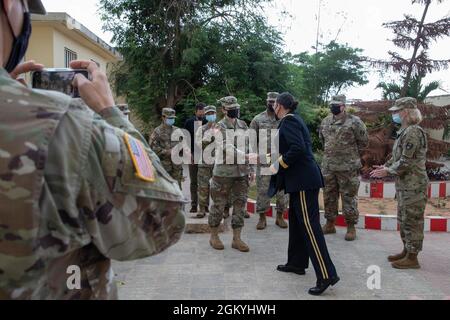 Bang. Le général Aida T. Borras, US Army Southern European Task Force, commandant général adjoint de l'Afrique, présente le Lt. Col. Jennifer Pickinpaugh, 44e brigade médicale obstétricienne et gynécologue, une pièce d'excellence lors de la cérémonie de clôture de l'exercice de préparation médicale 21-4 à l'hôpital militaire de Ouakum, Dakar, Sénégal, le 28 juillet 2021. L'exercice, du 12 au 30 juillet 2021, a fourni un environnement réel où les professionnels de la médecine des deux armées ont construit et renforcé la capacité et les capacités de traitement médical en affant leurs compétences médicales dans des conditions alternatives tout en apprenant di Banque D'Images