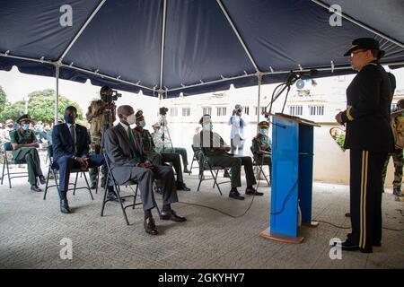 Bang. Le général Aida T. Borras, Force opérationnelle de l'armée américaine pour l'Europe du Sud, commandant général adjoint de l'Afrique, à droite, prononce un discours lors de la cérémonie de clôture de l'exercice de préparation médicale 21-4 à l'hôpital militaire d'Ouakum, Dakar, Sénégal, le 28 juillet 2021. L'exercice, du 12 au 30 juillet 2021, a fourni un environnement réel où les professionnels de la médecine des deux armées ont construit et renforcé leurs capacités de traitement médical en perfectant leurs compétences médicales dans des conditions alternatives tout en apprenant différents protocoles de leurs homologues. Banque D'Images