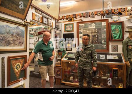 Un volontaire de musée explique l’importance d’un élément historique pour le lieutenant de marine de la République de Corée, le colonel SuYoung Kim, officier supérieur de la 1re Division maritime, lors d’une visite au 3e Bataillon, musée du Royal Australian Regiment, à l’exercice Talisman Sabre 21 in on Lavarack Barracks, Queensland, Australie, 30 juillet, 2021. TS21 soutient la stratégie de défense nationale des États-Unis en améliorant la capacité de protéger la patrie et de fournir des forces crédibles au combat pour répondre à toute la gamme des préoccupations potentielles en matière de sécurité dans l'Indo-Pacifique. Banque D'Images