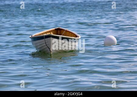Petit barque en bois sur une amarrage à la plage de Goose Rocks dans le Maine, en Nouvelle-Angleterre. Banque D'Images