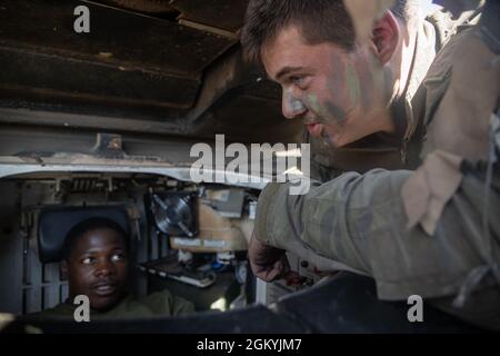 Un soldat de la Force de défense australienne regarde un Marine américaine assis dans un char de la Force de défense australienne M1A2 Abrams lors de l'exercice Talisman Sabre 21 à la zone d'entraînement de Townsville, Queensland, Australie, le 29 juillet 2021. TS21 soutient la stratégie de défense nationale des États-Unis en améliorant la capacité de protéger les capacités de défense intérieure et en fournissant une occasion de former des forces crédibles au combat pour répondre à toute la gamme des préoccupations potentielles en matière de sécurité dans l'Indo-Pacifique. Banque D'Images