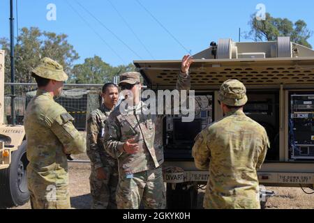 2e lieutenant Nicholas Sidow, un corps de signalisation. officier affecté à la signal Intelligence Sustainment Company, quartier général et Bataillon du quartier général, 4e division d'infanterie, interagit avec ses homologues de l'armée australienne lors de l'exercice Talisman Sabre 21 le 29 juillet 2021 à Lavarack Barracks, Townsville, Queensland, Australie. Les forces armées opérant dans l'Indo-Pacifique apportent un mélange unique de capacités multidomaines clés qui permettent à la force conjointe. Banque D'Images