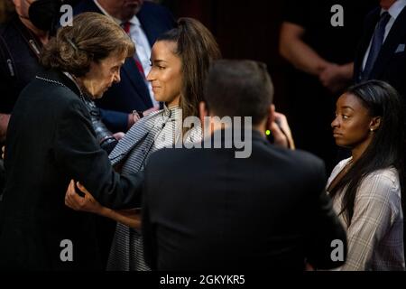 Washington, États-Unis d'Amérique. 15 septembre 2021. LE gymnaste OLYMPIQUE AMÉRICAIN Simone Biles, à droite, se trouve près de la sénatrice américaine Dianne Feinstein (démocrate de Californie), à gauche, parle avec l'ancien gymnaste olympique américain Aly Raisman, deuxième de gauche, À la suite d'une audience du Comité sénatorial de la magistrature pour examiner le rapport de l'inspecteur général sur le traitement par le Bureau fédéral d'enquête de l'enquête de Larry Nassar dans l'édifice Hart du Bureau du Sénat à Washington, DC, le mercredi 15 septembre 2021. Crédit: Rod Lamkey/CNP/Sipa USA crédit: SIPA USA/Alay Live News Banque D'Images