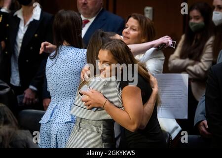 Washington, États-Unis d'Amérique. 15 septembre 2021. L'ancien gymnaste olympique américain Aly Raisman, à gauche, accueille la NCAA et le champion du monde Gymnast Maggie Nichols à la suite d'une audience du Comité sénatorial de la magistrature pour examiner le rapport de l'inspecteur général sur le traitement de l'enquête du Federal Bureau of Investigation par Larry Nassar dans le Hart Senate Office Building à Washington, DC, Mercredi 15 septembre 2021. Crédit: Rod Lamkey/CNP/Sipa USA crédit: SIPA USA/Alay Live News Banque D'Images