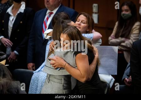 Washington, États-Unis d'Amérique. 15 septembre 2021. L'ancien gymnaste olympique américain Aly Raisman, à gauche, accueille la NCAA et le champion du monde Gymnast Maggie Nichols à la suite d'une audience du Comité sénatorial de la magistrature pour examiner le rapport de l'inspecteur général sur le traitement de l'enquête du Federal Bureau of Investigation par Larry Nassar dans le Hart Senate Office Building à Washington, DC, Mercredi 15 septembre 2021. Crédit: Rod Lamkey/CNP/Sipa USA crédit: SIPA USA/Alay Live News Banque D'Images