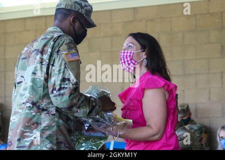 Erin McCormack, enseignante pour les étudiants malvoyants et épouse du colonel Ryan McCormack, le nouveau chef d'état-major de la 3e Division d'infanterie, lors d'une cérémonie de bienvenue à Cashe Garden, à fort Stewart, en Géorgie, le 30 juillet 2021. Au cours de la cérémonie, le général de division Charles Costanza, commandant de la 3e Division d'infanterie, a accueilli le Brig français. Le général Jean-Pierre Fague, commandant adjoint de la préparation, et McCormack, ainsi que leurs familles, qui assument leurs nouveaux rôles au sein de la division. Banque D'Images