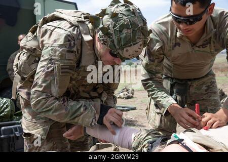 PFC de l'armée américaine. EAN Costello, un medic de combat affecté à la troupe de Charlie, au 1er Escadron, au 91e Régiment de calvaire, à la 173e équipe de combat de la brigade d’infanterie, applique un pansement sur le terrain au bras gauche d’une victime simulée lors d’un scénario d’entraînement d’évacuation médicale dans la zone d’entraînement de Vaziani, en Géorgie, le 30 juillet 2021. Agile Spirit 2021 est un exercice multinational conjoint, co-dirigé par les forces de défense géorgiennes et l'armée américaine Europe et Afrique. Du 26 juillet au 6 août 2021, l'exercice au niveau de la brigade comprend un exercice de poste de commandement simulé, un exercice d'entraînement sur le terrain et un bataillon multinational mixte de haut niveau Banque D'Images