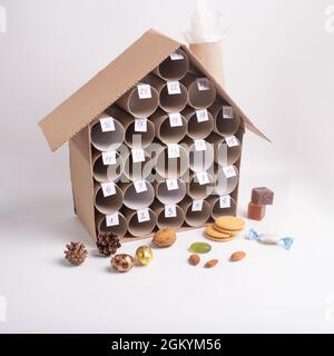Calendrier de l'Avent simple fait de rouleaux de papier toilette, bricolage, art pour les enfants Banque D'Images