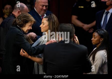 Washington, États-Unis d'Amérique. 15 septembre 2021. LE gymnaste OLYMPIQUE AMÉRICAIN Simone Biles, à droite, se trouve près de la sénatrice américaine Dianne Feinstein (démocrate de Californie), à gauche, parle avec l'ancien gymnaste olympique américain Aly Raisman, deuxième de gauche, À la suite d'une audience du Comité sénatorial de la magistrature pour examiner le rapport de l'inspecteur général sur le traitement par le Bureau fédéral d'enquête de l'enquête de Larry Nassar dans l'édifice Hart du Bureau du Sénat à Washington, DC, le mercredi 15 septembre 2021. Crédit: Rod Lamkey/CNP/Sipa USA crédit: SIPA USA/Alay Live News Banque D'Images