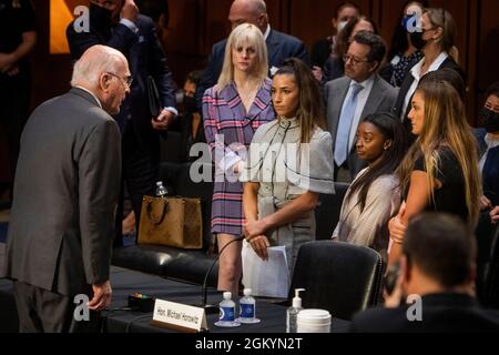 Le sénateur américain Patrick Leahy (démocrate du Vermont), à gauche, parle avec l'ancien gymnaste olympique américain Aly Raisman, deuxième de gauche, gymnaste olympique américain Simone Biles, deuxième de droite, Et la NCAA et le champion du monde Gymnast Maggie Nichols, à droite, à la suite d'une audience du Comité sénatorial de la magistrature pour examiner le rapport de l'inspecteur général sur le traitement par le Bureau fédéral d'enquête de l'enquête Larry Nassar dans l'édifice Hart du Bureau du Sénat à Washington, DC, le mercredi 15 septembre 2021. Crédit: Rod Lamkey/CNP/Sipa USA Banque D'Images