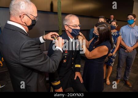 Le général de division Keith Waddell, adjudant général de la Garde nationale de Louisiane, est promu par son épouse, Lisa, Et John Bel Edwards, gouverneur de la Louisiane, lors d’une cérémonie privée tenue au Bureau du Gouverneur de la sécurité intérieure et de la protection civile le 30 juillet 2021, à Baton Rouge, le Maj. Général Waddell a été nommé à son poste actuel d’adjudant général en janvier 2020. Banque D'Images