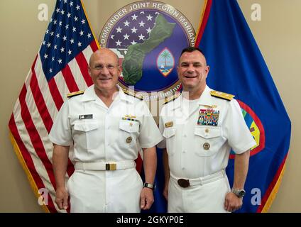 ASAN, Guam (30 juillet 2021) - SMA arrière. Ben Nicholson, commandant de la région mixte Marianas (JRM), souhaite la bienvenue au SMA. Mike Gilday, chef des opérations navales, au quartier général du JRM, le 30 juillet. Gilday a rencontré les dirigeants des principaux commandements de la marine stationnés à Guam. Banque D'Images