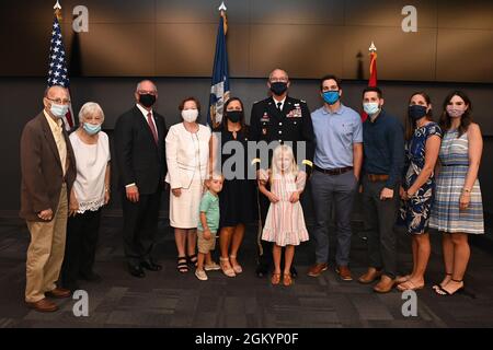 Le major général Keith Waddell, adjudant général de la Garde nationale de Louisiane, et sa famille posent pour une photo avec le gouverneur de la Louisiane John Bel Edwards après sa cérémonie de promotion à son grade actuel. Le gouverneur Edwards a présidé la cérémonie privée au Bureau du gouverneur de la sécurité intérieure et de la protection civile le 30 juillet 2021, à Baton Rouge, en Louisiane. Le major général Waddell a rejoint l’Armée des États-Unis pendant quatre ans avant de passer à la Garde nationale de la Louisiane en 1995. Banque D'Images