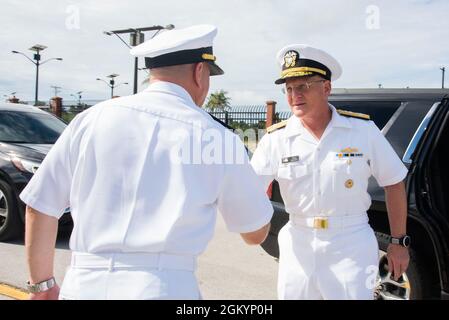 ASAN, Guam (30 juillet 2021) - SMA arrière. Ben Nicholson, commandant de la région mixte Marianas (JRM), souhaite la bienvenue au SMA. Mike Gilday, chef des opérations navales, au quartier général du JRM, le 30 juillet. Gilday a rencontré les dirigeants des principaux commandements de la marine stationnés à Guam. Banque D'Images