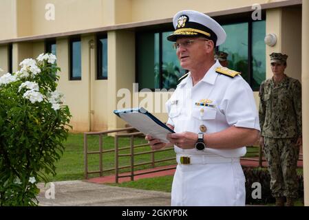 ASAN, Guam (30 juillet 2021) - Chef du SMA des opérations navales. Mike Gilday présente la mention élogieuse de l'unité au personnel du commandant de la région mixte Marianas (JRM), au quartier général du JRM, le 30 juillet. Le prix a été remis pour réalisation méritoire grâce à une performance sans précédent en réponse à la pandémie du coronavirus 2019 à bord de l'USS Theodore Roosevelt (CVN-71). Banque D'Images