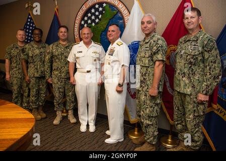 ASAN, Guam (30 juillet 2021) - SMA arrière. Ben Nicholson, commandant de la région mixte Marianas (JRM), souhaite la bienvenue au SMA. Mike Gilday, chef des opérations navales, au quartier général du JRM, le 30 juillet. Gilday a rencontré les dirigeants des principaux commandements de la marine stationnés à Guam. Banque D'Images