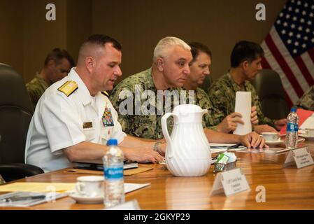 ASAN, Guam (30 juillet 2021) - SMA arrière. Ben Nicholson, commandant de la région mixte Marianas (JRM), souhaite la bienvenue au SMA. Mike Gilday, chef des opérations navales, au quartier général du JRM, le 30 juillet. Gilday a rencontré les dirigeants des principaux commandements de la marine stationnés à Guam. Banque D'Images