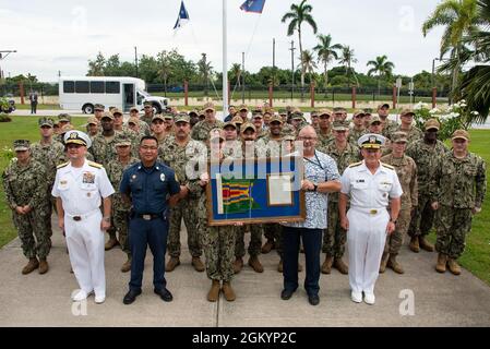 ASAN, Guam (30 juillet 2021) - Chef du SMA des opérations navales. Mike Gilday présente la mention élogieuse de l'unité au personnel du commandant de la région mixte Marianas (JRM), au quartier général du JRM, le 30 juillet. Le prix a été remis pour réalisation méritoire grâce à une performance sans précédent en réponse à la pandémie du coronavirus 2019 à bord de l'USS Theodore Roosevelt (CVN-71). Banque D'Images