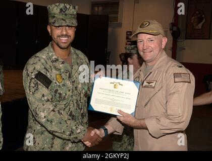 CAMP LEMONNIER, Djibouti – Maître en armes de la Marine américaine 2e classe Matthew LeBlanc, de Houston, à gauche, reçoit une médaille de réalisation de la Marine et du corps de Marine du capitaine de la Marine américaine David Faehnle, commandant du Camp Lemonnier, Djibouti (CLDJ), lors d'une cérémonie de remise des prix sur la base, le 30 juillet 2021. Le camp Lemonnier est une installation opérationnelle qui permet aux forces américaines, alliées et partenaires d'être là et quand elles sont nécessaires pour assurer la sécurité en Europe, en Afrique et en Asie du Sud-Ouest. Banque D'Images