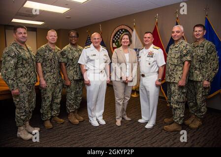 ASAN, Guam (30 juillet 2021) - SMA arrière. Benjamin Nicholson, commandant de la région mixte Marianas (JRM), souhaite la bienvenue au SMA. Mike Gilday, chef des opérations navales, et sa femme, Linda, au quartier général du JRM, le 30 juillet. Gilday a rencontré les dirigeants des principaux commandements de la marine stationnés à Guam. Banque D'Images