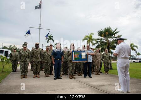 ASAN, Guam (30 juillet 2021) - Chef du SMA des opérations navales. Mike Gilday présente la mention élogieuse de l'unité au personnel du commandant de la région mixte Marianas (JRM), au quartier général du JRM, le 30 juillet. Le prix a été remis pour réalisation méritoire grâce à une performance sans précédent en réponse à la pandémie du coronavirus 2019 à bord de l'USS Theodore Roosevelt (CVN-71). Banque D'Images