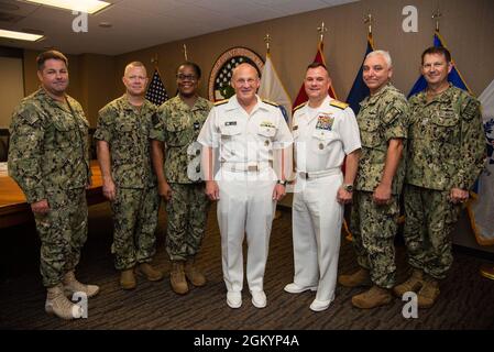 ASAN, Guam (30 juillet 2021) - SMA arrière. Benjamin Nicholson, commandant de la région mixte Marianas (JRM), souhaite la bienvenue au SMA. Mike Gilday, chef des opérations navales, au quartier général du JRM, le 30 juillet. Gilday a rencontré les dirigeants des principaux commandements de la marine stationnés à Guam. Banque D'Images