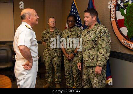 ASAN, Guam (30 juillet 2021) - (de gauche à droite) ADM. Mike Gilday, chef des opérations navales, rencontre le capitaine BRET Grabbe, commandant de l'escadron sous-marin 15; le capitaine Thecly Scott, commandant, U.S. Naval Hospital Guam; et Capt Gareth Healy, commodore, commandant de la Force opérationnelle 75, au quartier général du JRM, juillet 30. Gilday a rencontré les dirigeants des principaux commandements de la marine stationnés à Guam. Banque D'Images