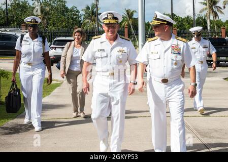 ASAN, Guam (30 juillet 2021) - SMA arrière. Benjamin Nicholson, commandant de la région mixte Marianas (JRM), souhaite la bienvenue au SMA. Mike Gilday, chef des opérations navales, et sa femme, Linda, au quartier général du JRM, le 30 juillet. Gilday a rencontré les dirigeants des principaux commandements de la marine stationnés à Guam. Banque D'Images