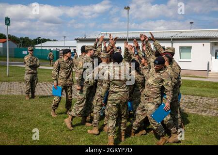 Les étudiants de la classe 08-21 du cours de base du leader de la 7e Académie des officiers non commissionnée de l'Armée se réjouissent les uns des autres lors de leur cérémonie de remise des diplômes le 30 juillet 2021, au Camp Aachen, en Allemagne. La 7e mission de l’AOC de l’Armée de terre consiste à former et à former de futurs leaders qui sont adaptatifs, disciplinés et prêts à diriger efficacement au niveau de l’équipe et de l’équipe. Banque D'Images