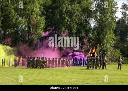 Les étudiants de la classe 08-21 du cours de base de la 7e Académie des officiers non commissionnée de l'Armée de terre défilent lors de leur cérémonie de remise des diplômes le 30 juillet 2021, au Camp Aachen, en Allemagne. La 7e mission de l’AOC de l’Armée de terre consiste à former et à former de futurs leaders qui sont adaptatifs, disciplinés et prêts à diriger efficacement au niveau de l’équipe et de l’équipe. Banque D'Images