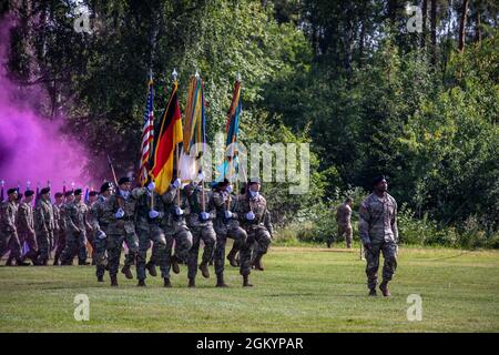 Les étudiants de la classe 08-21 du cours de base de la 7e Académie des officiers non commissionnée de l'Armée de terre marchent au cours de leur cérémonie de remise des diplômes le 30 juillet 2021 au Camp Aachen, en Allemagne. La 7e mission de l’AOC de l’Armée de terre consiste à former et à former de futurs leaders qui sont adaptatifs, disciplinés et prêts à diriger efficacement au niveau de l’équipe et de l’équipe. Banque D'Images