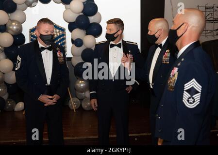 Sgt. Principal Chad Bickley, à gauche, 18e chef de commandement de la Force aérienne, s'entretient avec les dirigeants de la 60e Escadre Air Mobility, lors d'une cérémonie d'officier supérieur non commissionné le 30 juillet 2021, à la base aérienne de Travis, en Californie. En plus de la visite de la base, la visite de Bickley comprenait des conversations avec des aviateurs sur la prévention du suicide, la diversité et l’inclusion. Pour terminer la visite, Bickley a assisté et dirigé de nouveaux officiers supérieurs sans rang avec la charge de SNCO. Banque D'Images