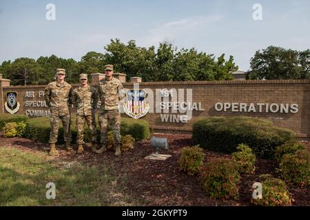 Les membres du 137e Escadron de préparation logistique des opérations spéciales (SORL) posent pour une photo de groupe le 28 juillet 2021, à Hurlburt Field, en Floride. De gauche à droite, l'Airman principal de la U.S. Air Force, Aaron Blankenship, l'Airman principal de la U.S. Air Force, Jesse James, et l'Airman principal de la U.S. Air Force, Evan Brinegar, tous les opérateurs de distribution de carburants avec le 137e SOLRS. Les aviateurs ont mené leur formation annuelle avec leurs homologues actifs au 1er SRGL du 26 au 30 juillet 2021 . Banque D'Images