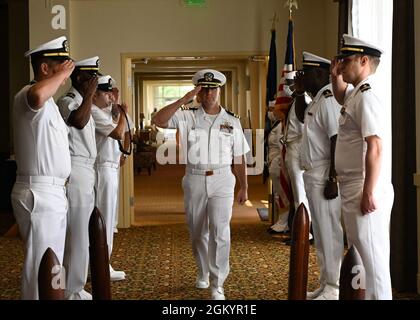 NORFOLK (30 juillet 2021) Cmdr. Charles R. Wilhite, commandant éventuel du Centre de sécurité navale et d'entraînement enviromental, salue les copains lors d'une cérémonie de passation de commandement, juillet 30 2021. NAVSAFENVTRACCEN offre une formation et une formation de qualité au personnel militaire et civil de la Marine et du corps de la Marine, à la fois à terre et à terre, dans les domaines de la sécurité au travail, de l'hygiène industrielle, de la protection de l'environnement et de la gestion des urgences, ce qui permet d'améliorer la préparation opérationnelle, de sécuriser et d'améliorer la santé des lieux de travail, de gérance grâce à la conformité aux réglementations applicables Banque D'Images