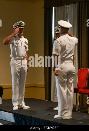 NORFOLK (30 juillet 2021) Cmdr. Cary Isaacson, à gauche, commandant du Centre de sécurité navale et d'entraînement enviromental, salue le passage du commandement à Cmdr. Charles R. Wilhite, commandant éventuel du Centre de sécurité navale et d'entraînement enviromental, lors d'une cérémonie de passation de commandement, juillet 30 2021. NAVSAFENVTRACEN offre une éducation et une formation de qualité au personnel militaire et civil de la Marine et du corps de Marine, à la fois à terre et à terre, dans les domaines de la sécurité au travail, de l'hygiène industrielle, de la protection de l'environnement et de la gestion des urgences, ce qui permet d'améliorer le RE opérationnel Banque D'Images