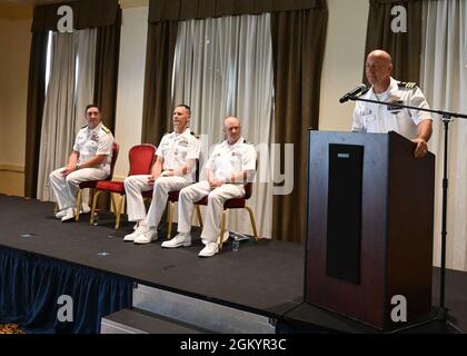 NORFOLK (30 juillet 2021) Cmdr. Charles R. Wilhite, commandant du Centre de sécurité navale et d'entraînement enviromental, prend la parole lors d'une cérémonie de passation de commandement, en juillet 30 2021. NAVSAFENVTRACEN offre une éducation et une formation de qualité au personnel militaire et civil de la Marine et des corps maritimes, à la fois à terre et à terre, dans les domaines de la sécurité au travail, de l'hygiène industrielle, de la protection de l'environnement, et la gestion des urgences, ce qui permet d'améliorer la préparation opérationnelle, d'améliorer la sécurité et la santé des lieux de travail, d'assurer la gérance par le respect des réglementations en vigueur, de réduire les coûts d'indemnisation des accidents du travail, Banque D'Images