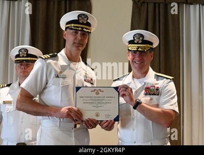 NORFOLK (30 juillet 2021) Cmdr. Cary Isaacson, commandant du Centre de formation en sécurité navale et en Enviromental, reçoit la Médaille du service méritoire du sous-ministre adjoint. Fredrick Luchtman lors d'une cérémonie de passation de commandement, juillet 30 2021. NAVSAFENVTRACCEN offre une éducation et une formation de qualité au personnel militaire et civil de la Marine et du corps de la Marine, à la fois à terre et à terre, dans les domaines de la sécurité au travail, de l'hygiène industrielle, de la protection de l'environnement et de la gestion des urgences, ce qui permet d'améliorer la préparation opérationnelle, de lieux de travail plus sûrs et plus sains, grâce à la gestion du respect Banque D'Images