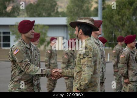 Le major général de l'armée australienne Jake Ellwood, commandant de la Force opérationnelle interarmées 660, décerne des ailes de parachutistes australiennes honorifiques à des parachutistes de l'armée américaine avec le 3e Bataillon, 509e Régiment d'infanterie de parachutisme, 4e équipe de combat d'infanterie (Airborne), 25e Division d'infanterie, Lors d'une cérémonie de remise des prix dans le cadre de l'exercice Talisman Sabre 21 à la caserne de Lavarack à Townsville, Queensland, Australie, le 1er août 2021. Les parachutistes de l’armée américaine ont gagné leurs ailes de parachutistes australiennes honorifiques le 28 juillet 2021, où ils ont mené une opération de parachute pour sécuriser le « Drop zone Kangaroo » près de Charter Towers, Queen Banque D'Images