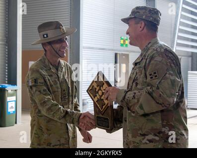 Brig. De l'armée américaine Le général Eric Strong, commandant de la composante des forces terrestres combinées, officier militaire américain senior sur le terrain pour l'exercice Talisman Sabre 21, offre une plaque au général Jake Ellwood, commandant de la Force opérationnelle interarmées 660, après avoir culminé l'exercice Talisman Sabre 21 à la caserne de Lavarack à Townsville, Queensland, Australie, Le 1er août 2021.TS21 est le plus grand exercice militaire de l'Australie avec les États-Unis et est une démonstration de la forte alliance soutenue par des niveaux profonds de coopération et de confiance construits sur des décennies d'exploitation et d'entraînement ensemble. Banque D'Images