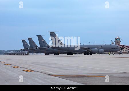 KC-135 Stratotankers et un Avion A-10 Thunderbolt II de la 127e Escadre, Selfridge Air National Guard base, Michigan, sont arrivés au Centre d'entraînement de combat Alpena, Alpena, Michigan pour l'exercice de préparation Spartan. L'exercice Spartan, qui s'est tenu à l'Alpena CRTC, est un exercice de deux semaines visant à démontrer la capacité de la 127e Escadre d'opérer dans un environnement contesté, dégradé et limité sur le plan opérationnel, contre un adversaire proche. Banque D'Images