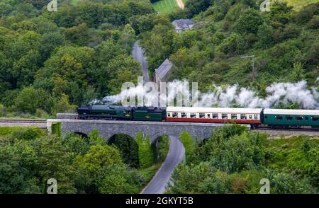 CHÂTEAU DE CORFE, ROYAUME-UNI - 18 août 2021 : un train à vapeur vu du château de Corfe à Dorset, en Angleterre Banque D'Images