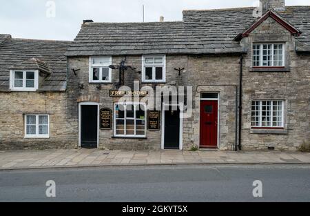 CHÂTEAU DE CORFE, ROYAUME-UNI - 18 août 2021 : maison publique traditionnelle et le plus ancien pub du village de Corfe Castle, Dorset, Royaume-Uni Banque D'Images