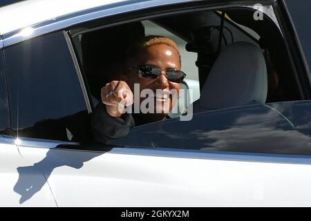 Kennedy Space Center, États-Unis. 15 septembre 2021. Kennedy Space Center, États-Unis. 15 septembre 2021. Scientifique et éducatrice, Sian Proctor Waves, alors qu'elle se prépare à se rendre au complexe de lancement et à s'installer pour le lancement du complexe 39A au Centre spatial Kennedy, en Floride, le mercredi 15 septembre 2021. Proctor participera à la mission de trois jours visant à recueillir des fonds pour l'Hôpital de recherche pour enfants de St Jude. La mission Inspiration4 doit faire l'orbite de la terre pendant trois jours avec trois membres d'équipage civils. Photo de Joe Marino/UPI crédit: UPI/Alay Live News Banque D'Images