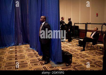 Le président Barack Obama attend les coulisses avant de faire des remarques lors d'une réception pour le gouverneur Deval Patrick à l'hôtel Westin Copley, le 23 octobre 2009. (Photo officielle de la Maison Blanche par Pete Souza) cette photo officielle de la Maison Blanche est disponible uniquement pour publication par les organismes de presse et/ou pour impression personnelle par le(s) sujet(s) de la photo. La photographie ne peut être manipulée d'aucune manière et ne peut pas être utilisée dans des documents commerciaux ou politiques, des publicités, des courriels, des produits, des promotions qui, de quelque manière que ce soit, suggèrent l'approbation ou l'approbation du Président, la première Fam Banque D'Images