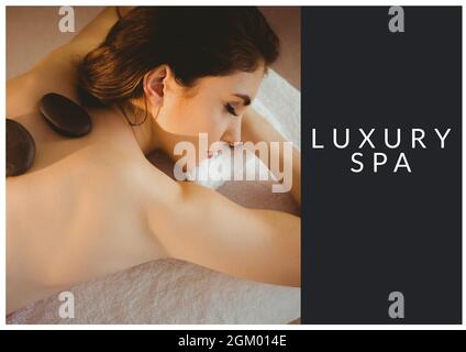 Bannière de luxe au-dessus de la femme couché pour un massage sur fond noir Banque D'Images