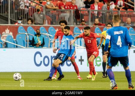 Toronto, Canada, le 8 septembre 2021 : Alex Roldan (No.15) de l'équipe El Salvador en action contre Jonathan Osorio (No.21) et Tajan Buchanan (No.11) d'équipe Canada pendant le match de qualification de la coupe du monde de la FIFA 2022 de la CONCACAF à BMO Field, Toronto, Canada. Le Canada a gagné le match 3-0. Banque D'Images