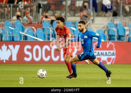 Toronto, Canada, le 8 septembre 2021 : Tajon Buchanan (No.11) d'équipe Canada en action contre Alex Roldan (No.15) d'équipe El Salvador lors du match de qualification de la coupe du monde de la FIFA 2022 contre El Salvador à BMO Field à Toronto, au Canada. Le Canada a gagné le match 3-0. Banque D'Images