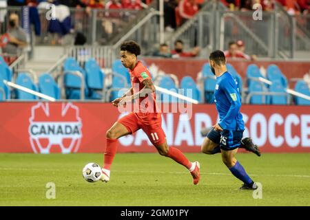 Toronto, Canada, le 8 septembre 2021 : Tajon Buchanan (No.11) d'équipe Canada en action contre Alex Roldan (No.15) d'équipe El Salvador lors du match de qualification de la coupe du monde de la FIFA 2022 contre El Salvador à BMO Field à Toronto, au Canada. Le Canada a gagné le match 3-0. Banque D'Images