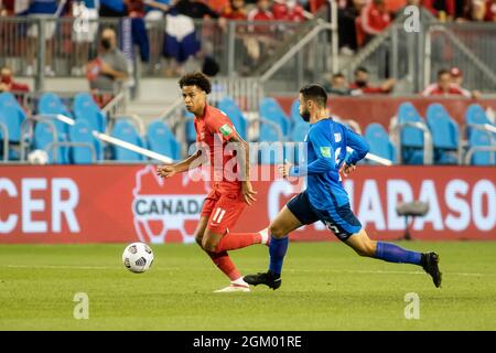 Toronto, Canada, le 8 septembre 2021 : Tajon Buchanan (No.11) d'équipe Canada en action contre Alex Roldan (No.15) d'équipe El Salvador lors du match de qualification de la coupe du monde de la FIFA 2022 contre El Salvador à BMO Field à Toronto, au Canada. Le Canada a gagné le match 3-0. Banque D'Images